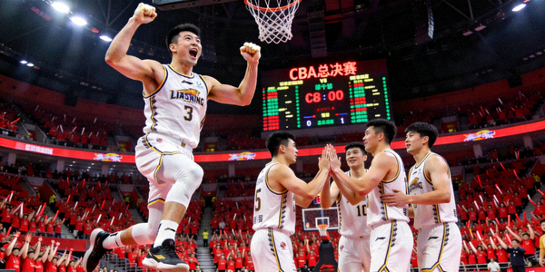 CBA总决赛现场直播画面，球员投中关键三分后与队友庆祝得分