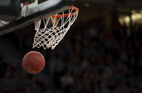 NBA篮球比赛高清直播画面，球员激烈对抗，篮下争夺篮板球