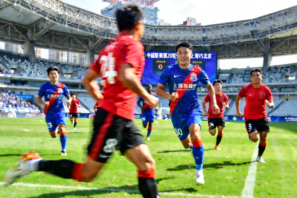 中超联赛关键比赛高清直播画面，球员长途奔袭后射门，守门员扑救