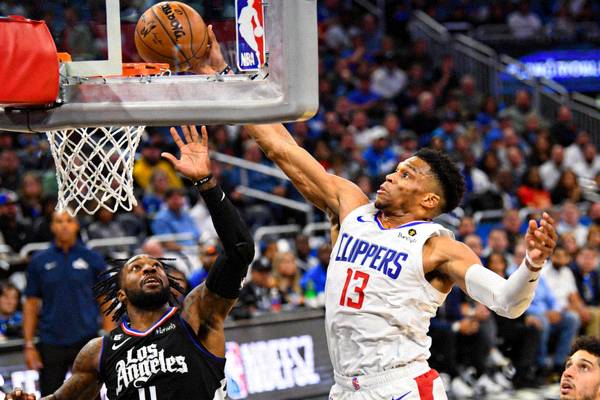 NBA季后赛第一场高清直播画面，球员激烈对抗扣篮瞬间