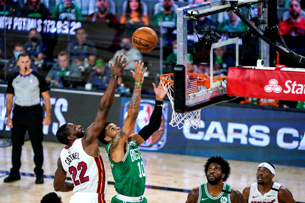 NBA季后赛东部决赛高清直播画面，凯尔特人队与热火队球员篮下争抢篮板