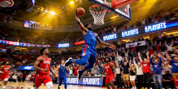 NBA季后赛高清直播画面，球员扣篮瞬间，观众欢呼