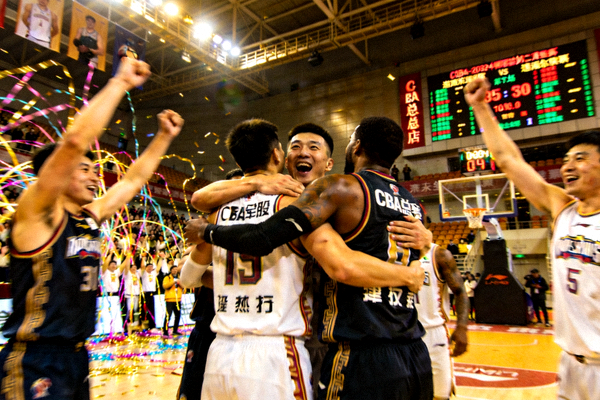 CBA总决赛第二场球队庆祝画面，球员们拥抱庆祝胜利