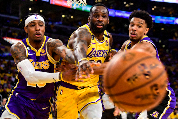 NBA季后赛西部决赛高清直播画面，湖人队与勇士队球员激烈对抗瞬间