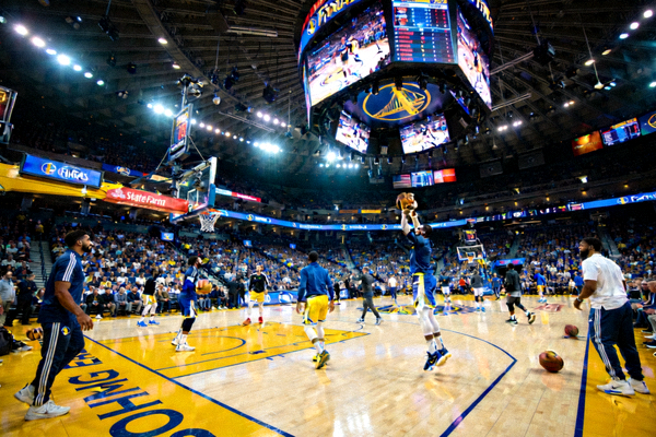 NBA总决赛球场全景高清直播画面，球员热身准备比赛